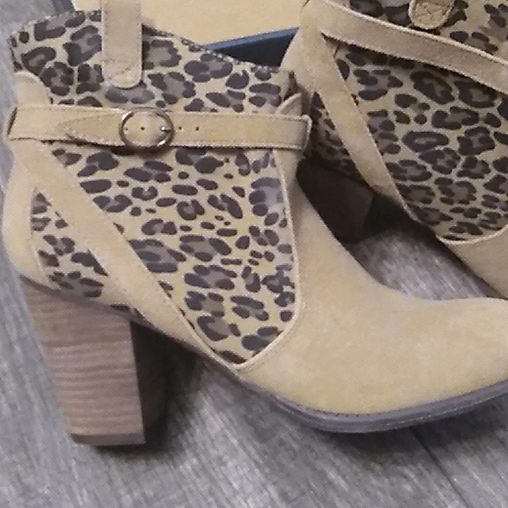 Tan/ leapord booties - Picture 2 of 10